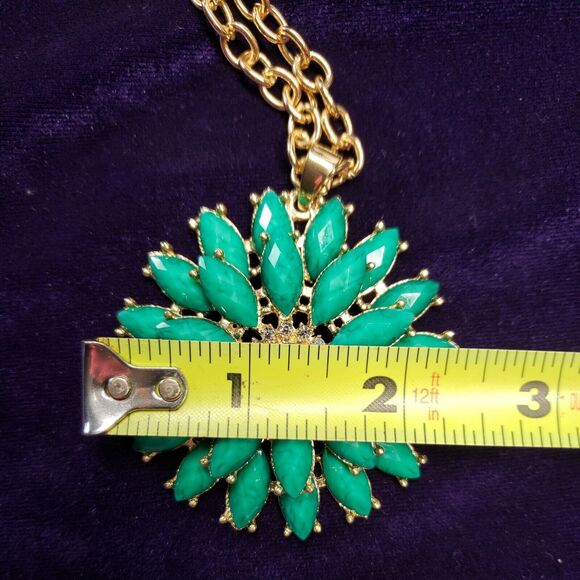 Amrita Singh Signed Necklace, Large Green Flower Medallion Pendant, Gold Tone - Picture 9 of 11